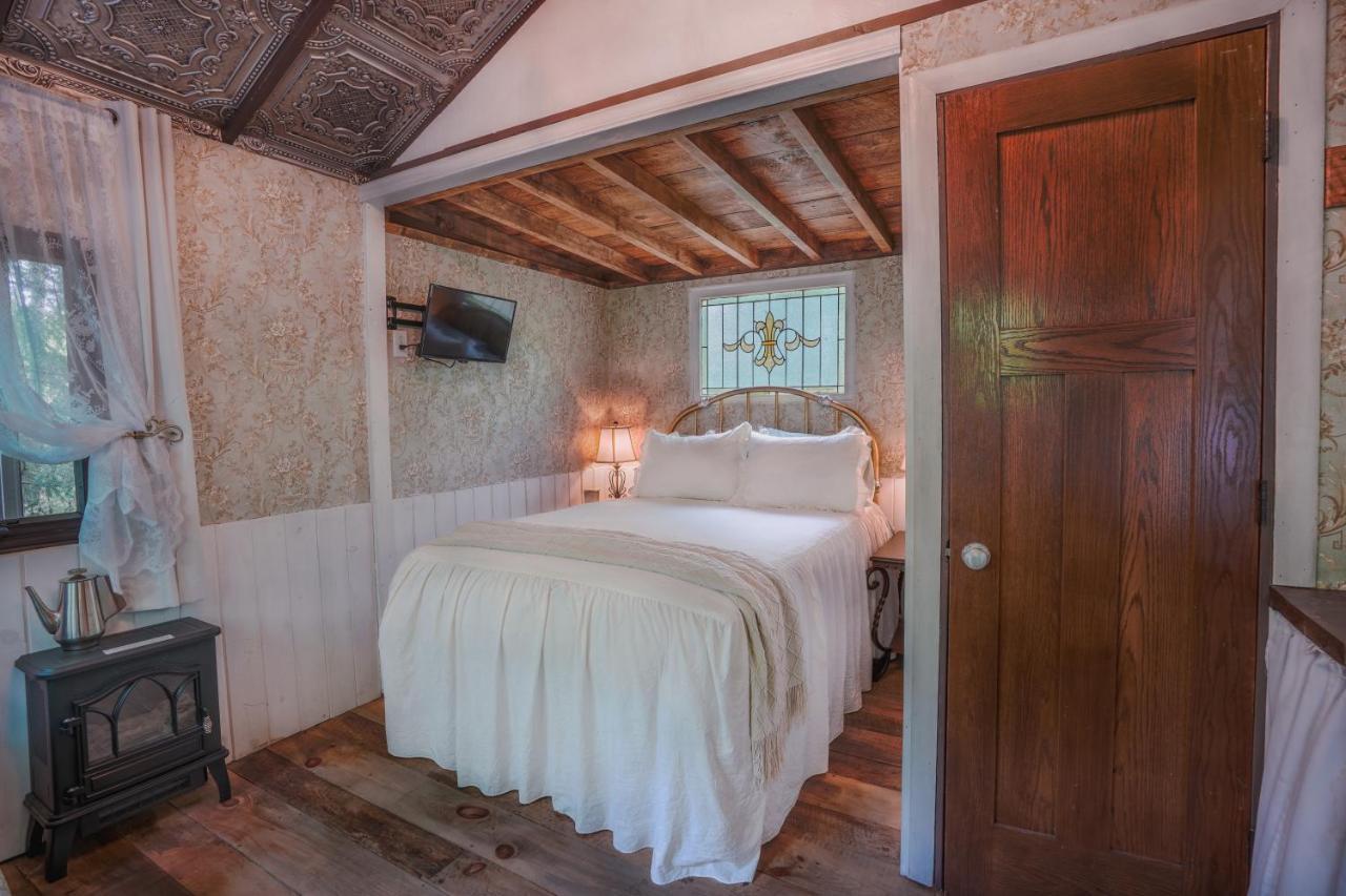 Vintage Wild West Tiny Hotel In The Woods! Pine City ภายนอก รูปภาพ