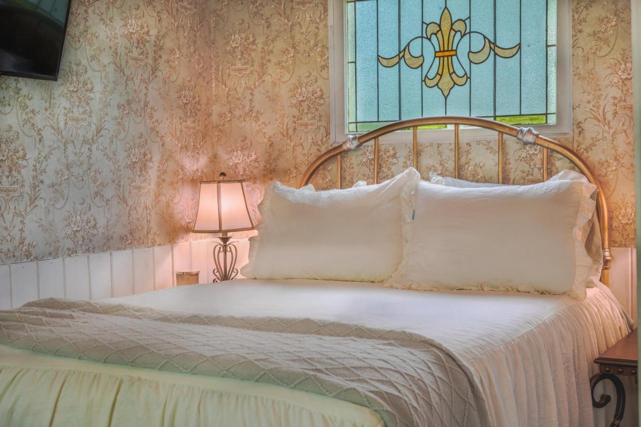 Vintage Wild West Tiny Hotel In The Woods! Pine City ภายนอก รูปภาพ