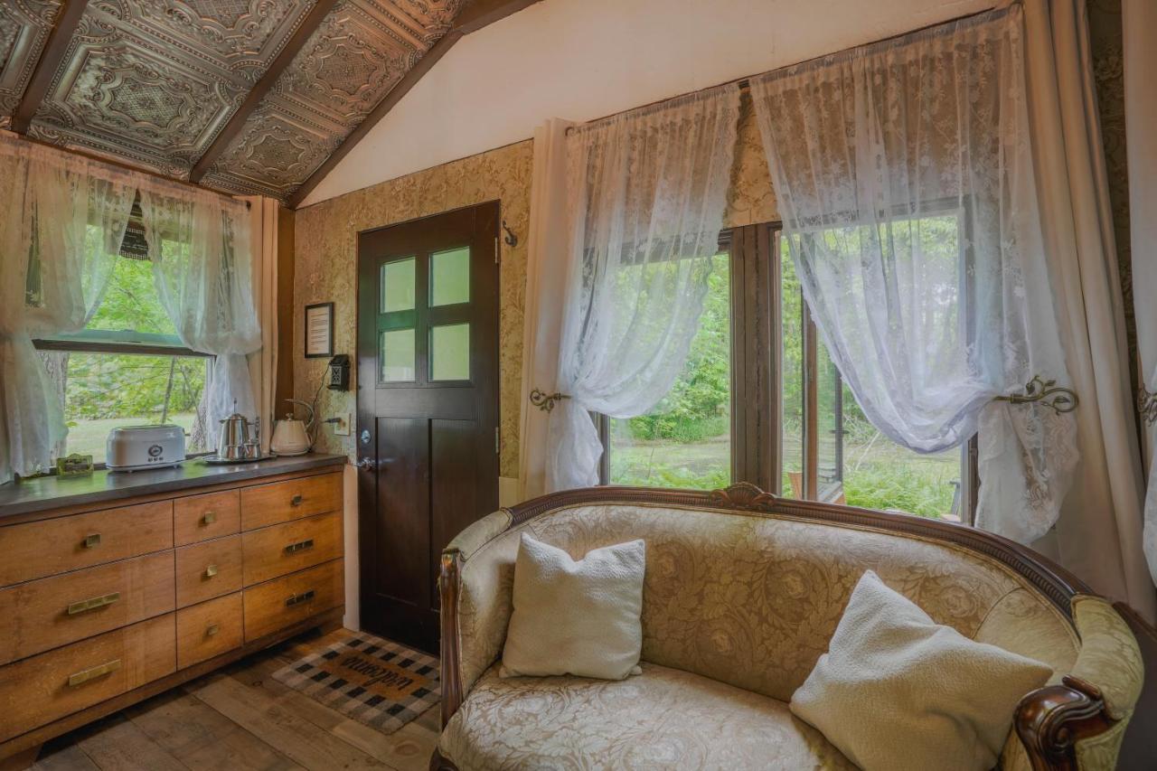 Vintage Wild West Tiny Hotel In The Woods! Pine City ภายนอก รูปภาพ